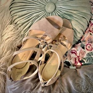 LIZ CLAIBORNE | 8M | Wood Womens Bahati Wide Width Heeled Strappy Sandals EUC